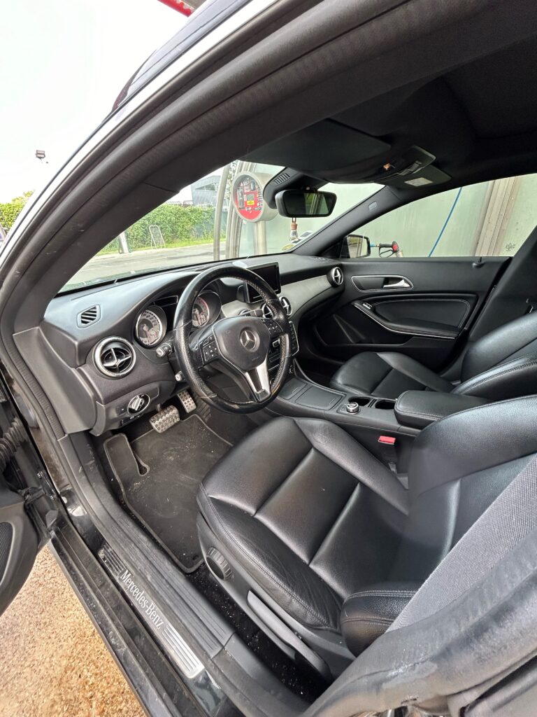 Interieur d'une mercedes sale. Avant nettoyage par l'entreprise Lucas Service, spécialiste du nettoyage automobile en seine et Marne