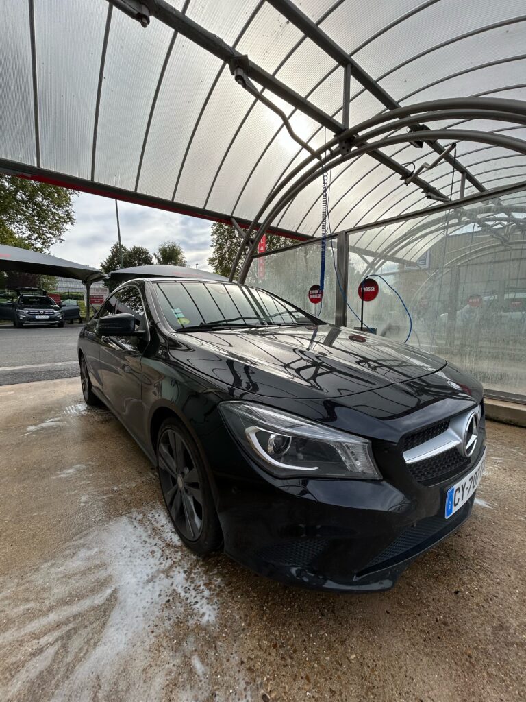 Voiture Mercedes au stand avant nettoyage par Lucas Service, entreprise spécialisée dans le nettoyage automobile sur Chelles, Lagny et l'ensemble de l'Est Parisien